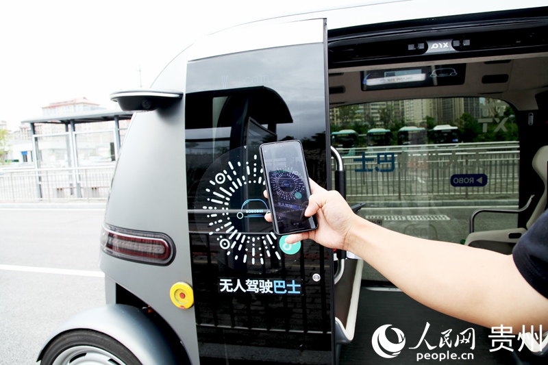 在花溪大學城無人駕駛公交站，乘客正打算掃碼乘車。人民網記者 王秀芳攝