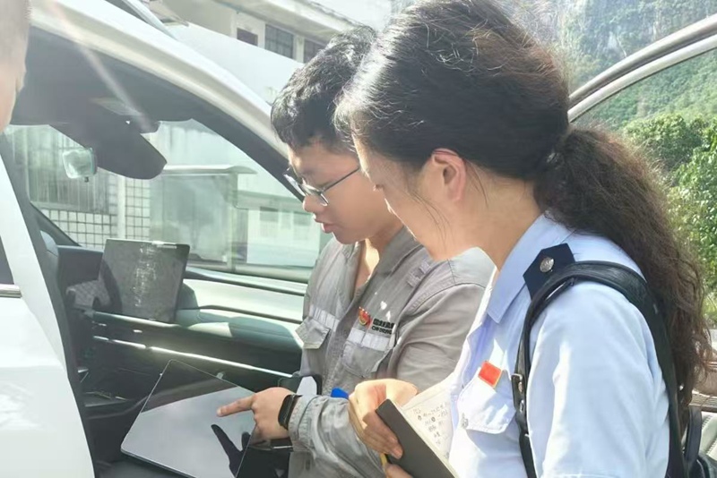 荔波縣稅務局干部實地調研了解企業無人機巡檢設備。