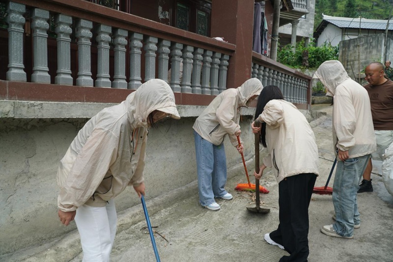 貴州商學院社會實踐服務隊深入六盤水開展暑期社會實踐活動。