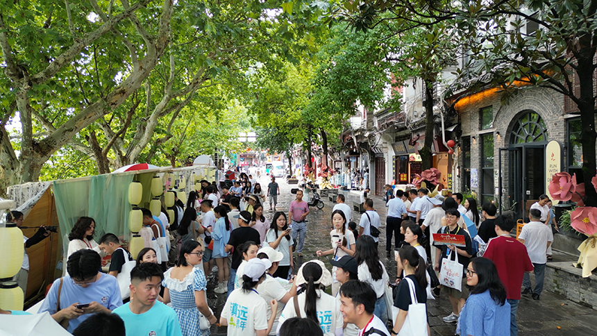 黔東南鎮遠古城七夕上演千年之戀。