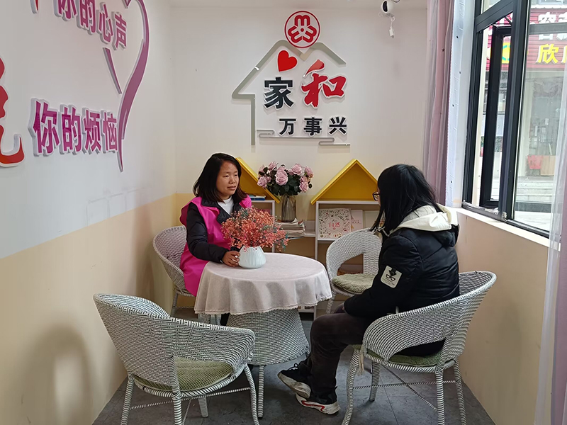 英姐來幫忙工作室為群眾排憂解難。