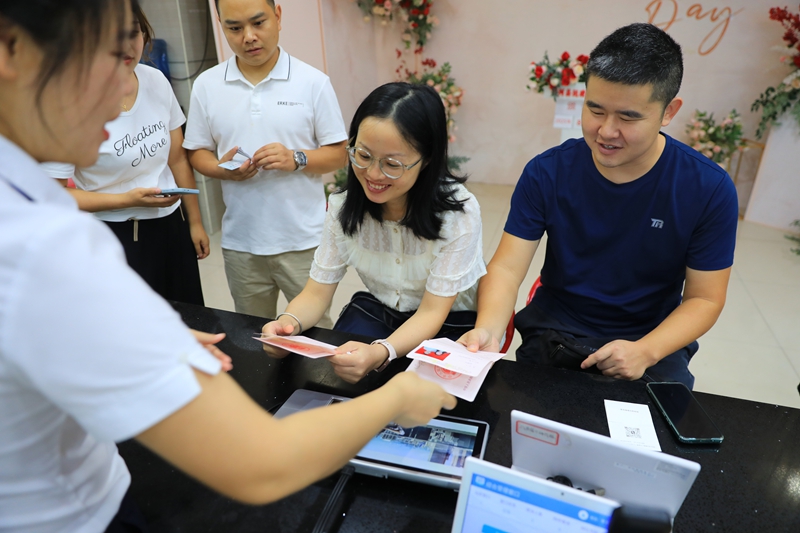 新人開心地領取結婚證。聶晶梅攝