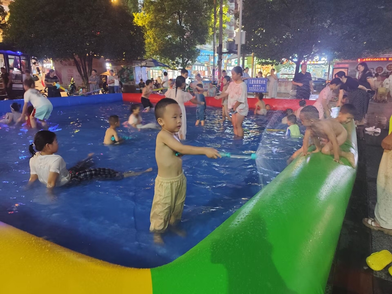 貴州省黔南州三都縣創新防溺水舉措，在六鎮兩街道分批投放19個充氣式游泳池，常態化開展親子游泳技能培訓活動。