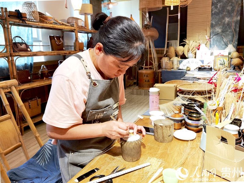 工作中的賈洪英。人民網記者 王秀芳攝