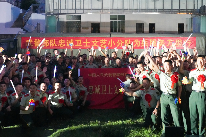 合影留念。牟泉宇攝