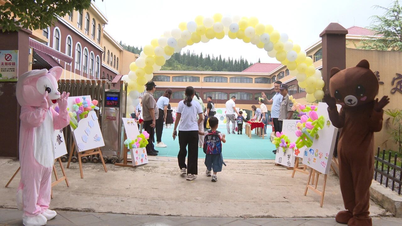 縣第五幼兒園，處處洋溢著喜慶的氛圍，彩色氣球被裝扮在學校大門口。