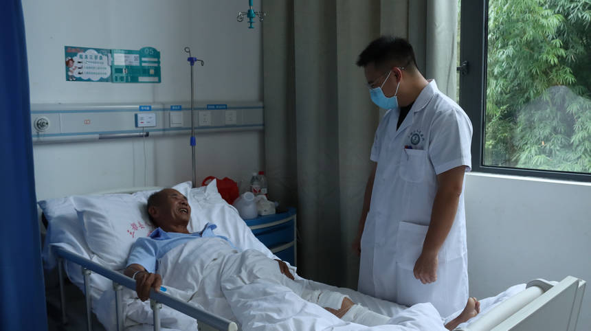 醫生了解病人恢復情況。