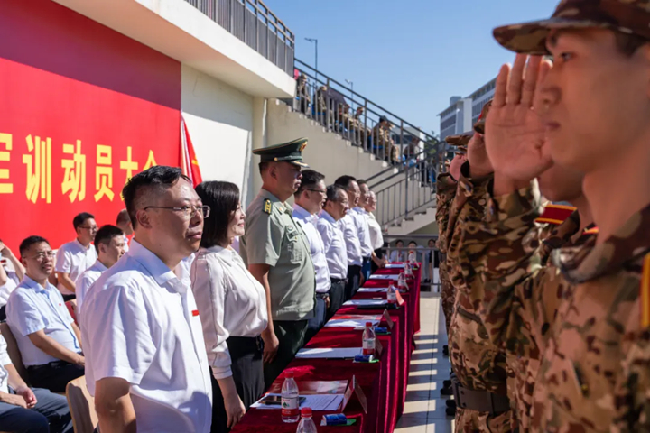 校領導為新生代表佩戴貴州理工學院徽章。