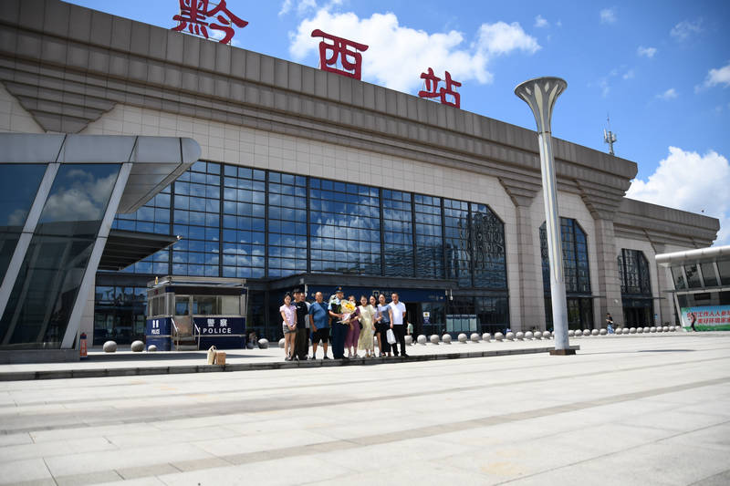 nEO_IMG_文峰街道退役軍人負責人楊青（右四）與退役軍人張代豪及家屬合影。