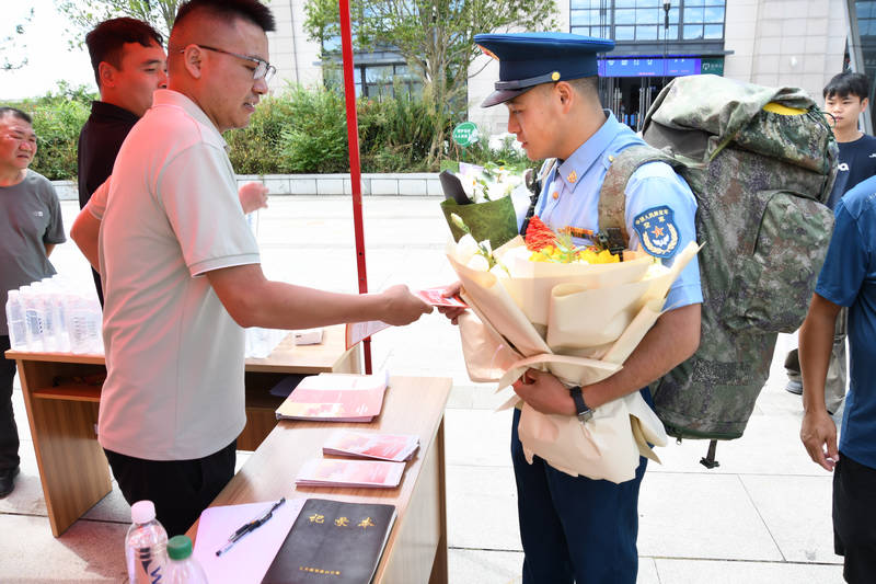 工作人員為退役軍人講解報到相關流程。