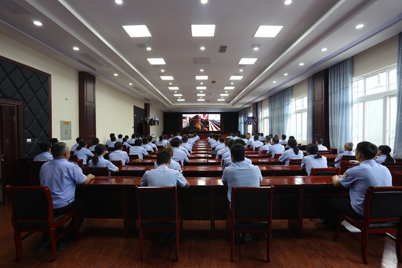 2025年9月3日，紀念中國人民抗日戰爭暨世界反法西斯戰爭勝利80周年閱兵式在北京天安門廣場隆重舉行。雷山縣公安局組織機關、支部代表90余名民輔警集中在會議室，一同觀看了閱兵式直播。楊正道攝