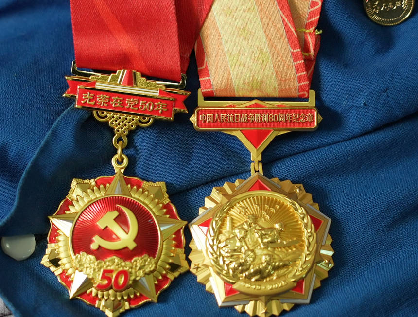 時念英老人獲得的獎章。