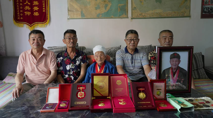 時念英一家正在觀看閱兵儀式。