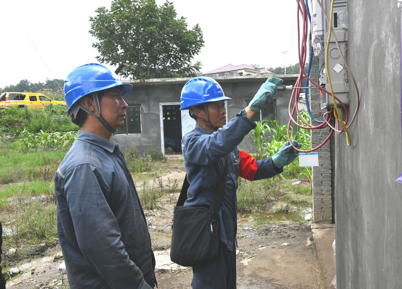 南方電網普安供電局工作人員對烤煙房線路設備進行檢查。