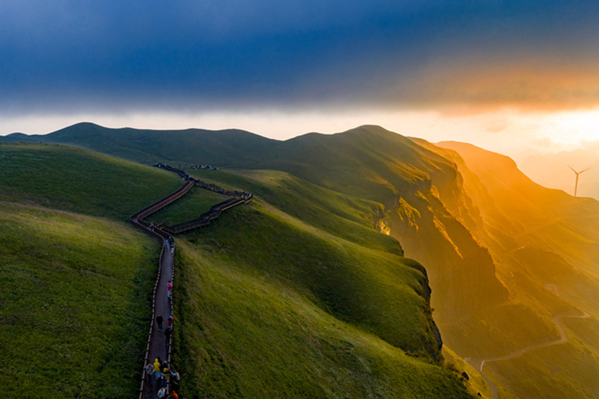 游客在畢節市赫章縣阿西里西·韭菜坪景區觀賞游玩。