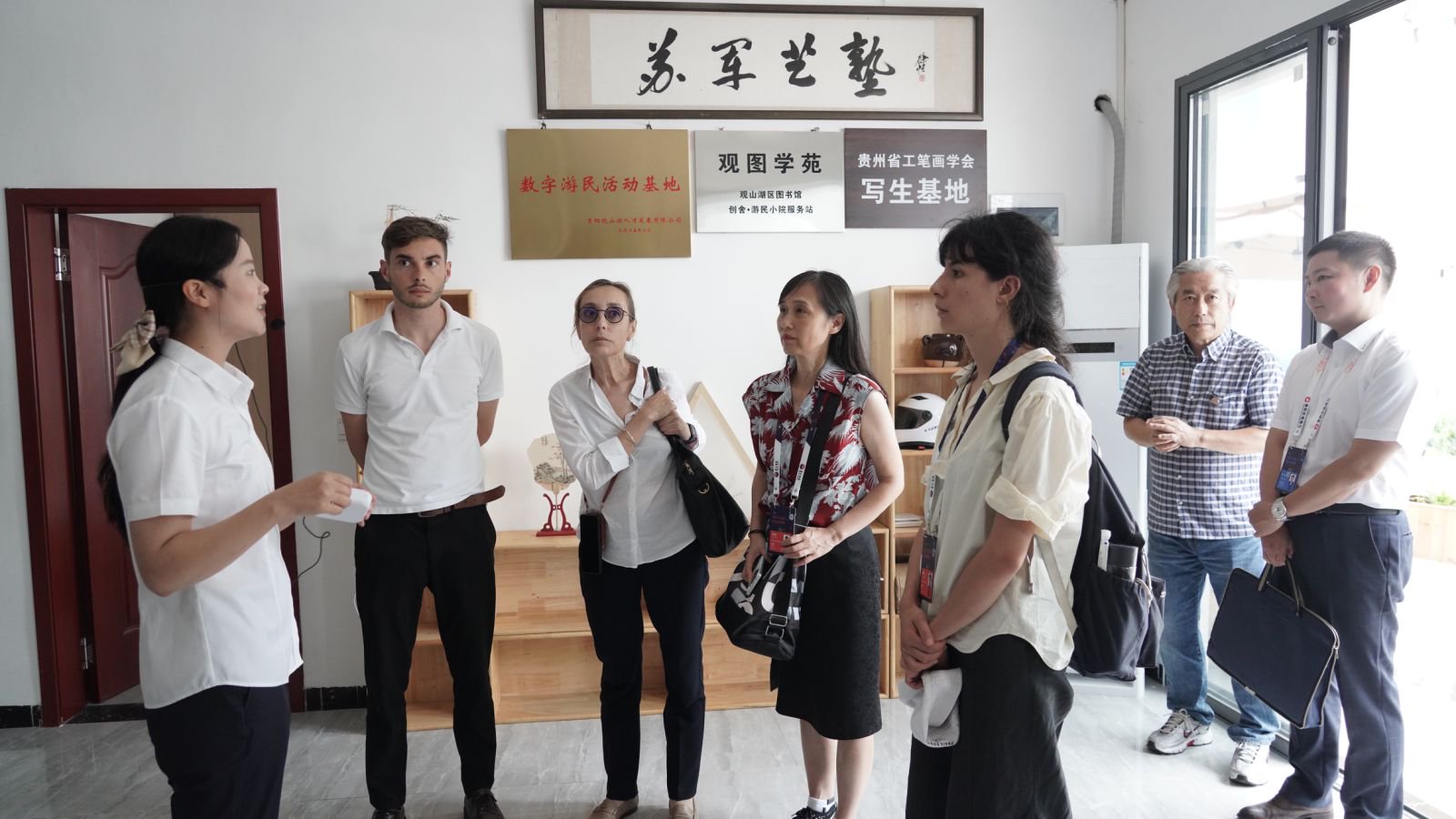 嘉賓們參觀小蘭山數字文化產業生態村落。