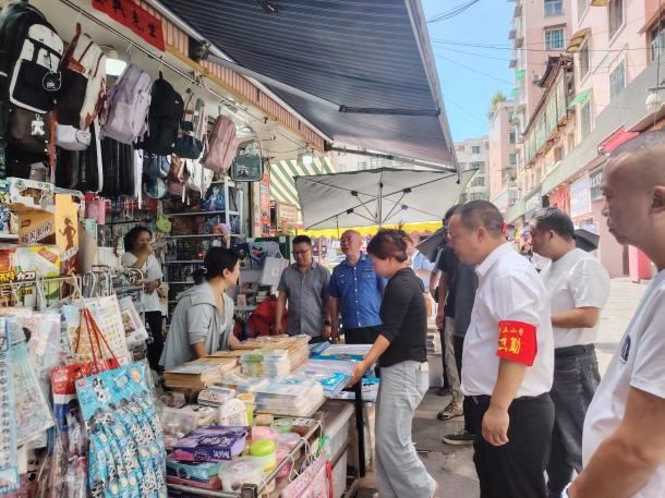 西秀區南街街道開展“掃黃打非”專項檢查行動 凈化校園周邊文化環境。