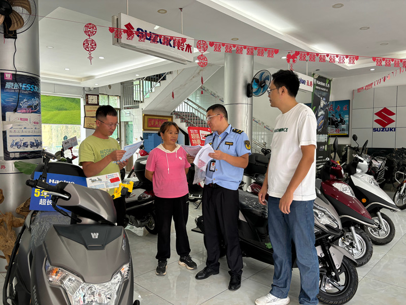 白沙鎮政府聯合市場監督局白沙分局對商鋪進行檢查。