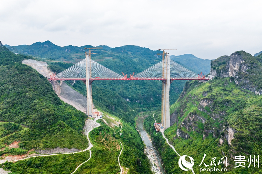建設中的烏長高速金旗特大橋。人民網記者 涂敏攝