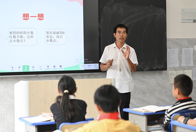 9月5日，松桃苗族自治縣迓駕鎮教師任達兵在上課。謝慧芳攝