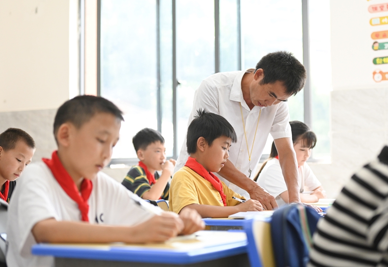 9月5日，松桃苗族自治縣迓駕鎮教師任達兵在上課。謝慧芳攝