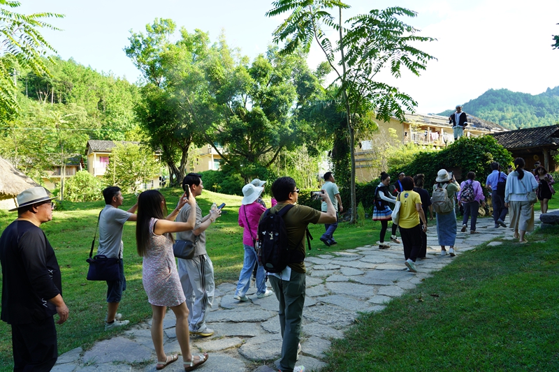 3 圖為瑤山古寨迎賓儀式.JPG