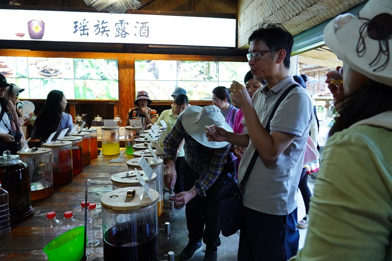 4 圖為品嘗瑤族露酒.JPG