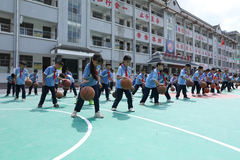 在劍河縣城關第三小學，學生在新籃球場上練習籃球。劉夢攝 