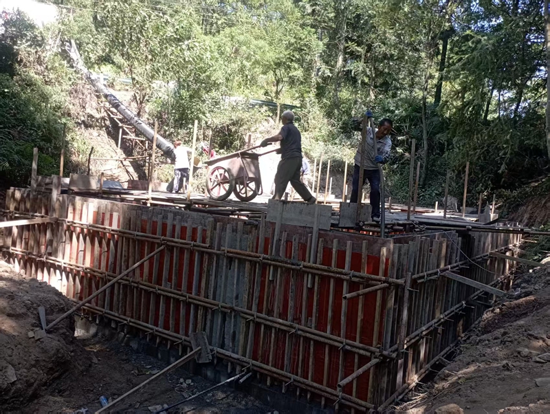 工人對水池墻面進行澆灌混凝土。稅會靜 攝.jpg