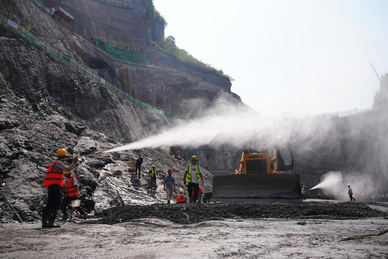 花灘子水庫首倉碾壓混凝土開倉澆筑。