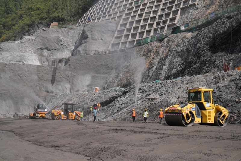 花灘子水庫首倉碾壓混凝土開倉澆筑。