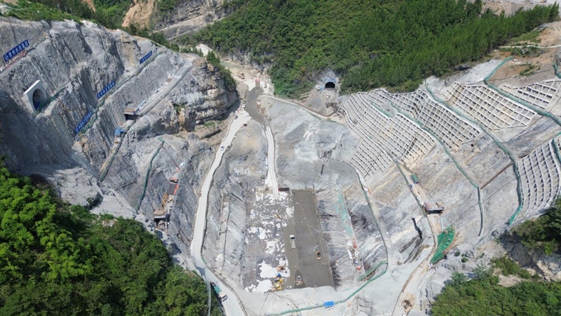 花灘子水庫首倉碾壓混凝土開倉澆筑。