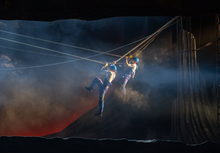 《脊梁》禮贊家國建設者雜劇片段。