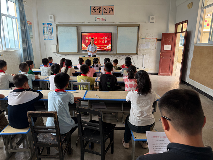 稅務工作人員為老師一對一解答個人所得稅納稅疑問。