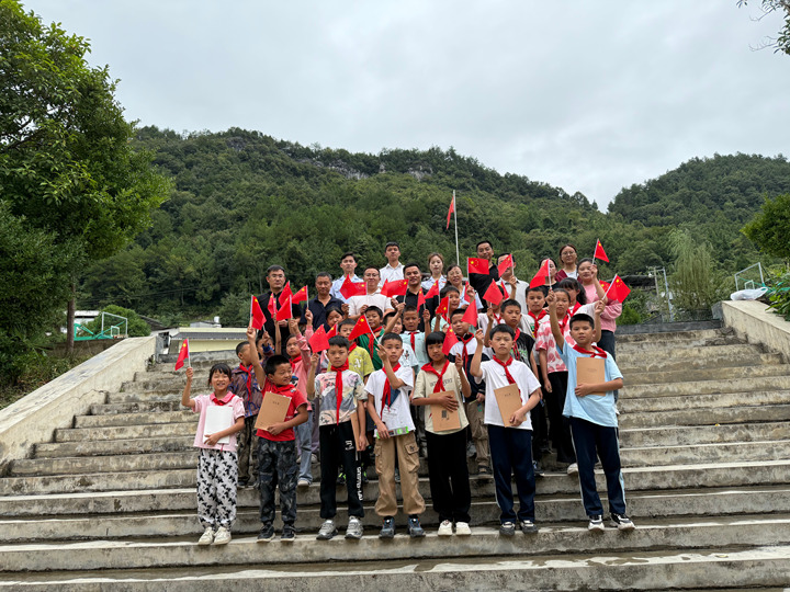 活動結束后稅務工作人員與全校師生合影。