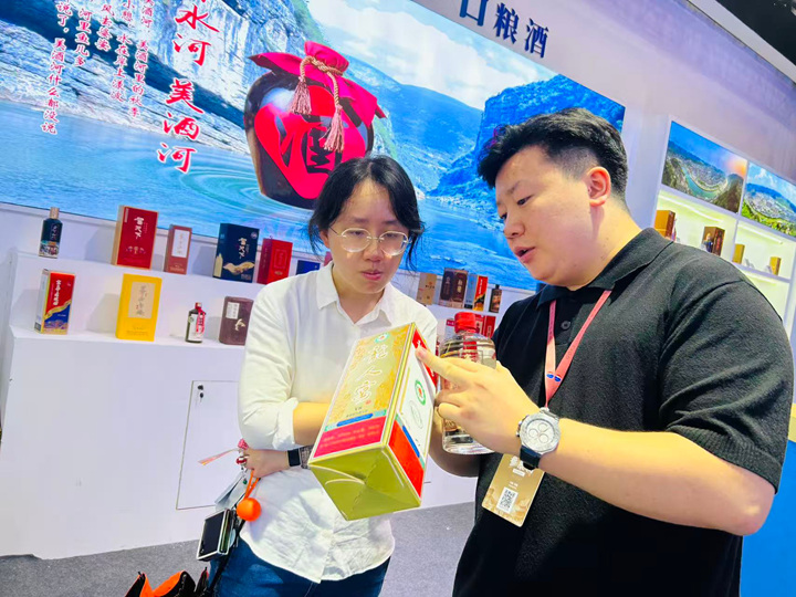 客商張女士對比不同酒品。