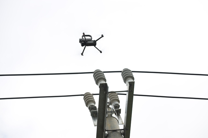 無人機載故障診斷定位裝置在配網故障缺陷智能巡檢作業。盧關文攝