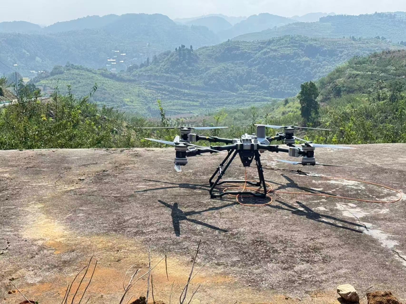 無人機起飛前的準備工作 （胡曉嫻 攝）.jpg