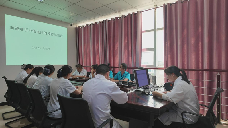 余慶縣人民醫院血透室專家為松煙鎮醫務人員開展技術培訓。