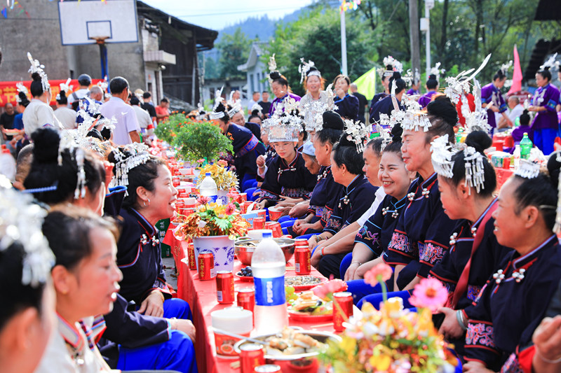 劍河縣高壩村趕歌節長桌宴活動現場。聶晶梅攝