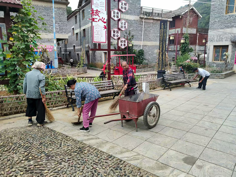 圖為開展“兩清兩改兩治理”專項行動。