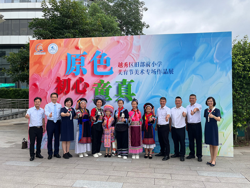 圖為梁海蘭帶領學生到廣東省越秀區舊部前小學參加美育節美術專場作品展。