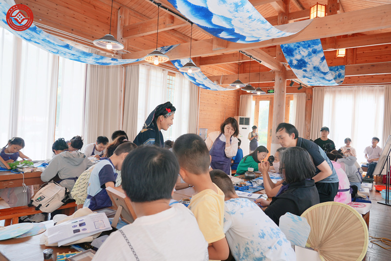 圖為伍德芬開展蠟染培訓。