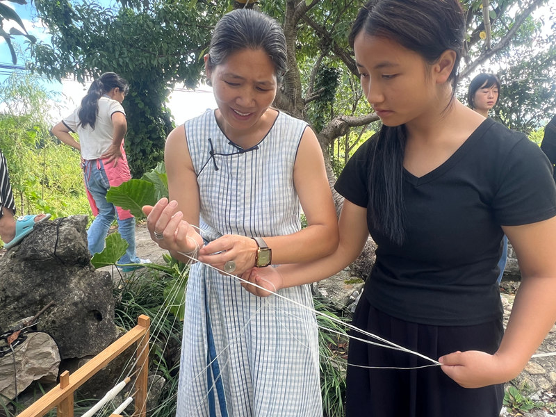 圖為伍德芬教學員織布。