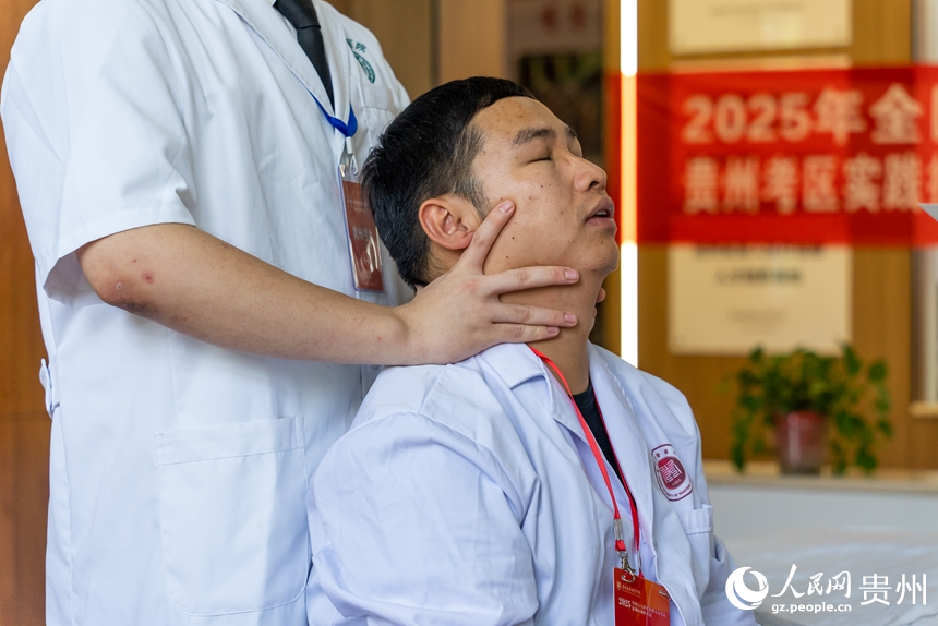 視障考生參與實踐技能考核。人民網記者 涂敏攝