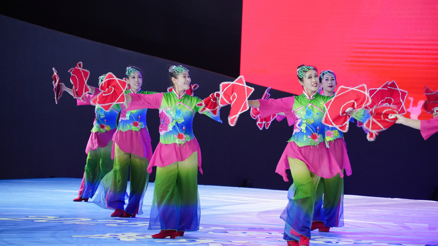 2025年全國老年人健身廣場舞大聯動在西江千戶苗寨舉行。