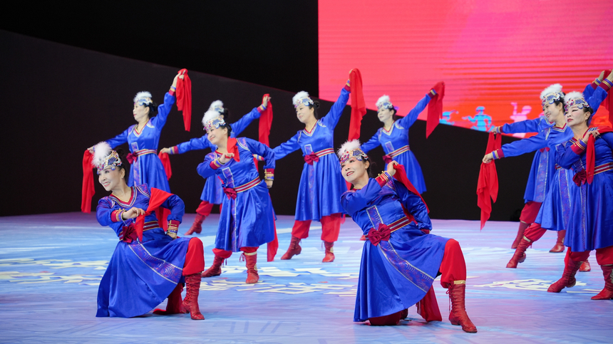 2025年全國老年人健身廣場舞大聯動在西江千戶苗寨舉行。