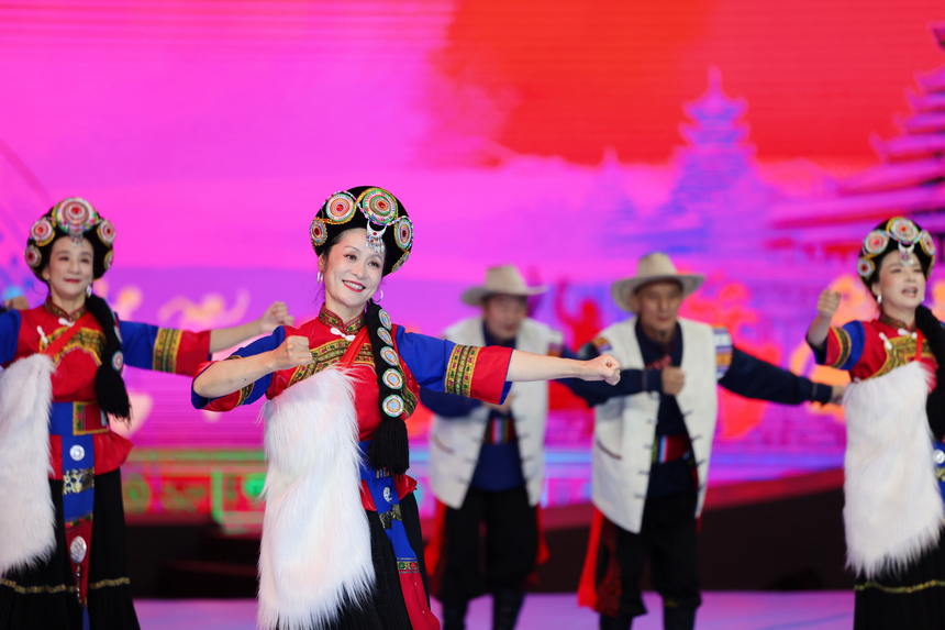 2025年全國老年人健身廣場舞大聯動在西江千戶苗寨舉行。