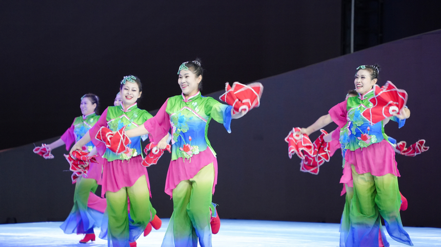 2025年全國老年人健身廣場舞大聯動在西江千戶苗寨舉行。