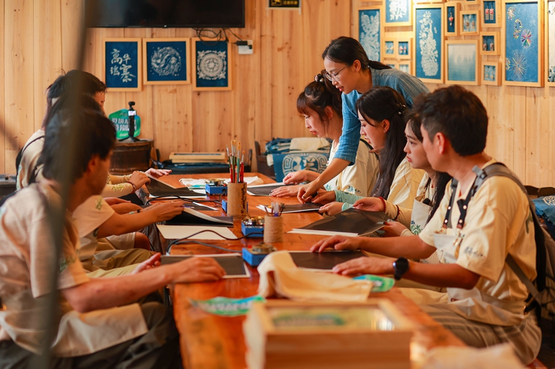 達人們在傳承人老師指導下學習蠟染制作技藝。
